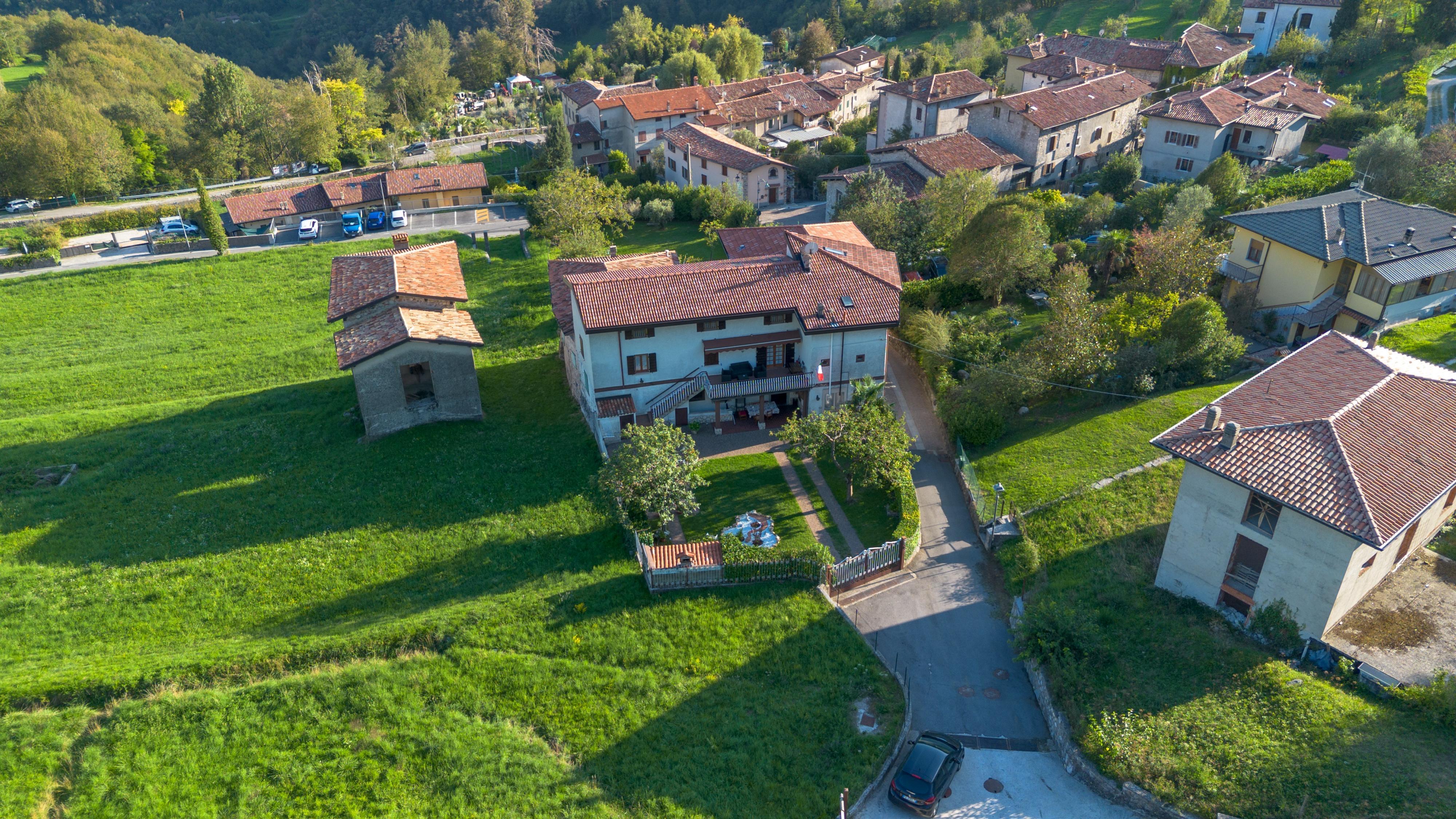 Luftaufnahme von Casa Adele, dem Garten und dem Dorf Tremosine sul Garda